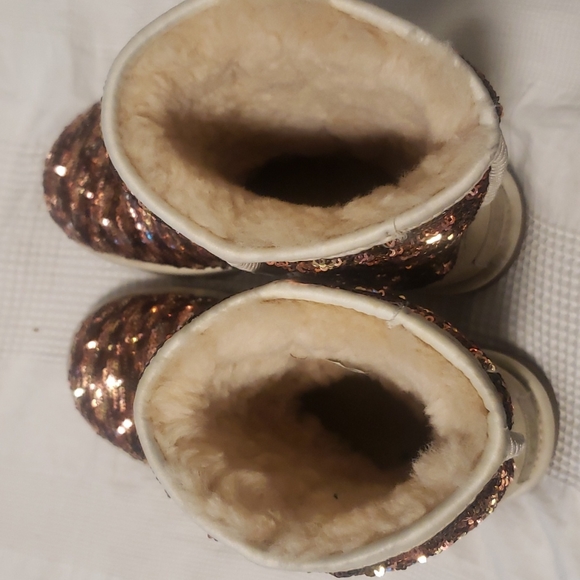 Gold UGG boots - Picture 7 of 8